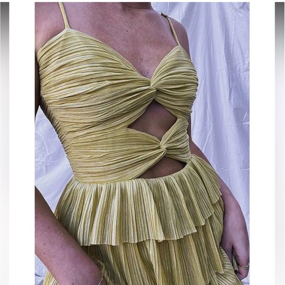 NWT Gianni Bini Grace Metallic Plisse
Sweetheart Neck Cut-Out Tiered Dress - Picture 6 of 9